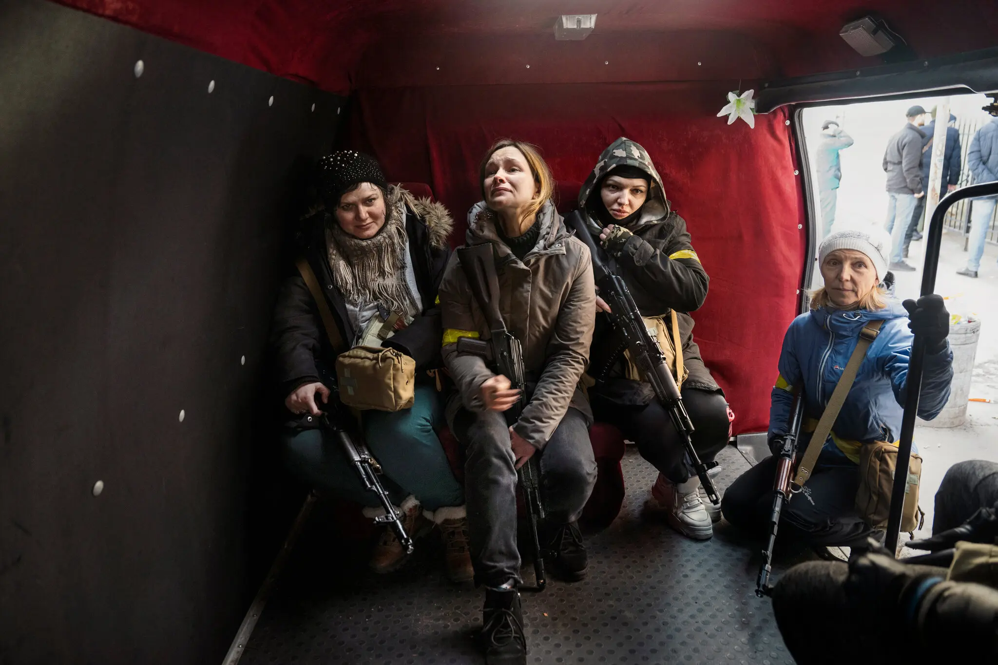 Юлія, викладач і волонтер, чекає на відправлення для боротьби з російськими військами під Києвом 26 лютого.